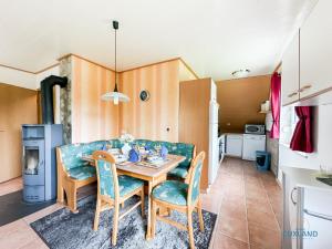 eine Küche und ein Esszimmer mit Tisch und Stühlen in der Unterkunft Medemblick in Ihlienworth