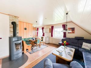 ein Wohnzimmer mit Sofa und Kamin in der Unterkunft Medemblick in Ihlienworth