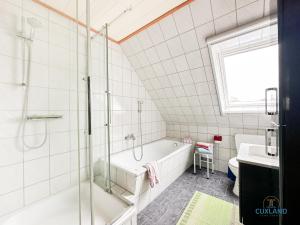 ein Badezimmer mit Dusche, Badewanne und Waschbecken in der Unterkunft Medemblick in Ihlienworth + 19 Fotos