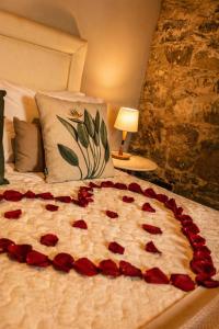 a bed with a heart made out of roses on it at Casa Vêneto -Vale dos Vinhedos in Bento Gonçalves +53 photos