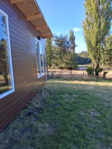 a side view of a house with a yard at Luz de mareas in Ancud
