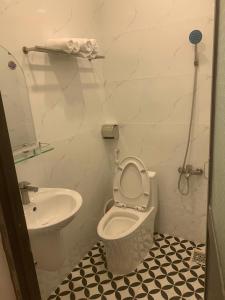 a bathroom with a toilet and a sink at Hai Dang Hotel in Can Tho