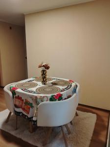 a table in a room with a bath tub at Depa en Comas in Lima