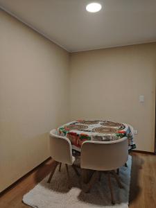 a room with a table and two chairs at Depa en Comas in Lima