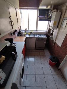 a small kitchen with a sink and a stove at Habitación Doble en Dpto compartido in Santiago