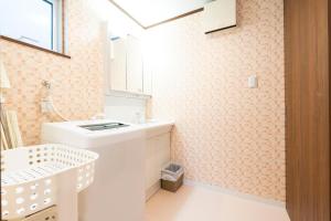 a bathroom with a sink and a mirror at アドベンまで5分で4連棟の最大30名のゲストハウス in Shirahama +10 photos
