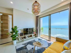 a living room with a view of the ocean at The Sóng Vũng Tàu - Căn Hộ Nghỉ Dưỡng, Hồ Bơi Vô Cực & Gần Biển - Mr T in Vung Tau +160 photos