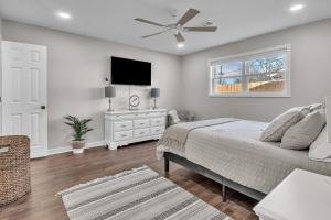 a bedroom with a bed and a flat screen tv at The Friendship House in Columbus