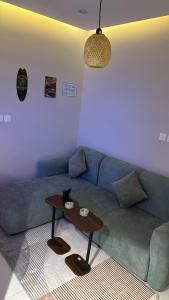 a living room with a blue couch and a table at العليا in Tabuk