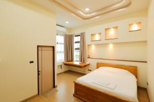 a bedroom with a bed and a window at Chiang Mai Private "Davin Pool Villa" CNX 2km to Central Festival in Chiang Mai +10 photos