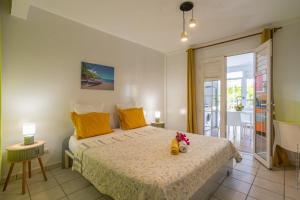 a bedroom with a large bed with yellow pillows at Proprizen in Rivière-Salée +50 photos