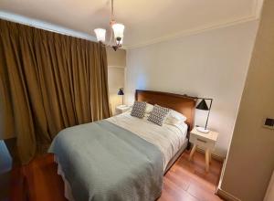 a bedroom with a large bed and a window at Aragonés departamentos in Temuco +67 photos