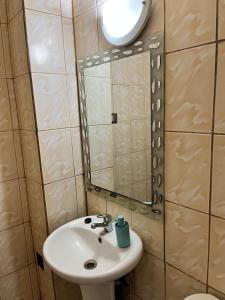 a bathroom with a sink and a mirror at Cochrane hostal in Los Ángeles