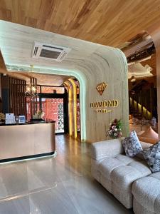 a lobby with a couch in the middle of a building at ไดมอนด์ โฮเทล in Ban Krasang +45 photos