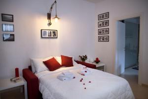 1 dormitorio con cama blanca y almohadas rojas en Venezia Biennale Bianco & Rosso, en Venecia