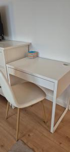 a white desk with a chair in a room at Cozy Suite Kirchheim, Parkplatz, Nähe A8, Souterrain in Kirchheim unter Teck