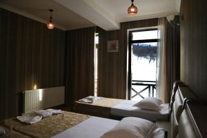 Rúm í herbergi á Snow King Hotel