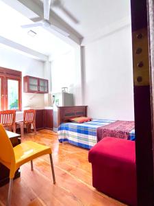 a room with two beds and a table and chairs at Studio Greenlands 2nd D-Battaramulla in Talangama South