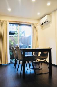 a dining room with a table and chairs and a window at waen in Karahashi Rashomon
