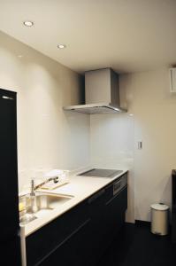 a kitchen with a sink and a counter top at waen in Karahashi Rashomon