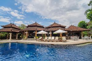 ein Resort mit Swimmingpool, Liegestühlen und Sonnenschirmen in der Unterkunft Rambutan Hotel in Lovina