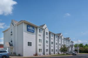 - un grand bâtiment blanc avec un panneau dans l'établissement Microtel Inn La Crosse Onalaska Area, à Onalaska