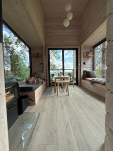 a living room of a cabin with a table and chairs at LAUV Tretopphytter in Eidsvoll