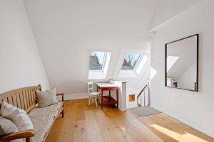 a living room with a couch and a mirror at ACKERBÜRGERHAUS - Historische Ferienwohnung mit 4 Schlafzimmern, Kamin, Sauna, Balkon-Terasse, Altstadt und See 5 Min zu Fuß, Moderne Küche, Parkplatz, WLAN in Eutin