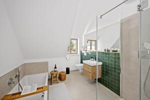 a bathroom with a glass shower and a sink at ACKERBÜRGERHAUS - Historische Ferienwohnung mit 4 Schlafzimmern, Kamin, Sauna, Balkon-Terasse, Altstadt und See 5 Min zu Fuß, Moderne Küche, Parkplatz, WLAN in Eutin +23 photos