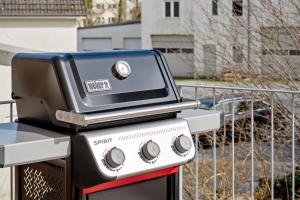a gas grill sitting on top of a street at ACKERBÜRGERHAUS - Historische Ferienwohnung mit 4 Schlafzimmern, Kamin, Sauna, Balkon-Terasse, Altstadt und See 5 Min zu Fuß, Moderne Küche, Parkplatz, WLAN in Eutin