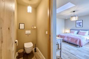 a bathroom with a bed and a toilet in a room at B&B Rosteline in Hamont