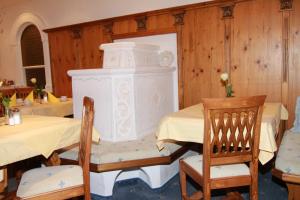 a room with a table and chairs and a fireplace at Mutmanör in Ischgl