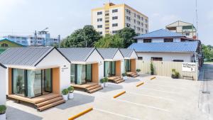 a row of houses in a parking lot at YUDream Mini Village in Ban Talat Rangsit
