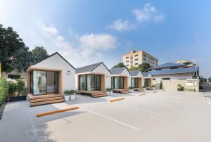 a row of houses in a parking lot at YUDream Mini Village in Ban Talat Rangsit