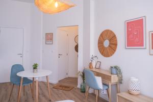a small dining room with a table and chairs at Studio charmant au centre-ville in Charleroi