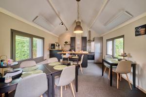 a kitchen and dining room with a table and chairs at B&B Rosteline in Hamont