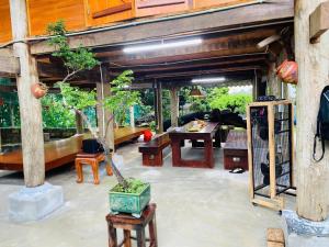 a living room with a table and a tree at HomeStay Pickle ball in Ðồng Vo