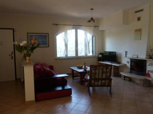 a living room with a couch and a table at La Testa Fra Le Nuvole in Finale Ligure