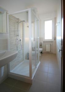 ボルゲット・サント・スピーリトにあるAppartamento Stella Marisのバスルーム(ガラス張りのシャワー、シンク付)