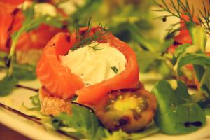 um prato de alimentos com tomates e outros produtos hortícolas em Hotel de la gare em Château-du-Loir