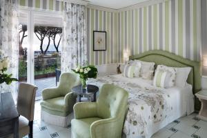 Кровать или кровати в номере Cala del Porto Punta Ala - Preferred Hotels