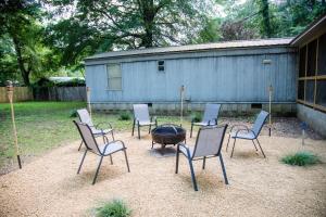a group of chairs sitting around a fire pit at Fisherman's Countryside Escape in Scottsboro