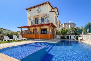 a villa with a swimming pool and a house at Villa Elma in Kuşadası