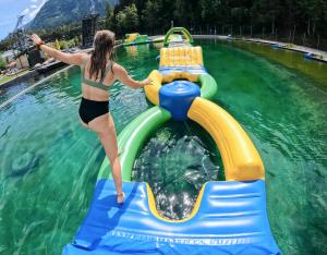 eine Frau auf einer Wasserrutsche in einem Schwimmbecken in der Unterkunft AREA 47 - Tirol in Ötztal-Bahnhof