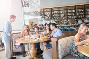 Hóspedes ficando em Universal's Loews Sapphire Falls Resort