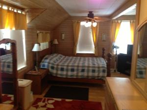 um pequeno quarto com uma cama numa casa em 4 Bedroom Cottage on Manitoulin Island Next to Sand Beaches! em Providence Bay