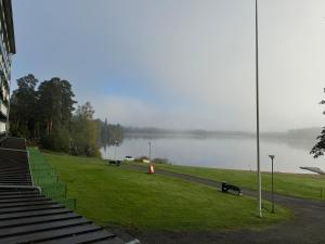 a view of a body of water with a grass field at Hotelli Terme 111 in Kilvakkala