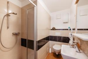 a bathroom with a shower and a toilet and a sink at Grillnhäusl - Ruheoase in Alleinlage mit Sauna, Erlebnisstadl & Rehen vor der Haustür in Wegscheid +23 photos
