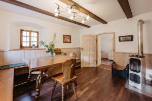 a dining room with a wooden table and a fireplace at Grillnhäusl - Ruheoase in Alleinlage mit Sauna, Erlebnisstadl & Rehen vor der Haustür in Wegscheid