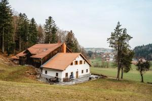 a white house with a brown roof on a hill at Grillnhäusl - Ruheoase in Alleinlage mit Sauna, Erlebnisstadl & Rehen vor der Haustür in Wegscheid
